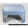 Image 1 : RUBBERMAID STEP STOOL