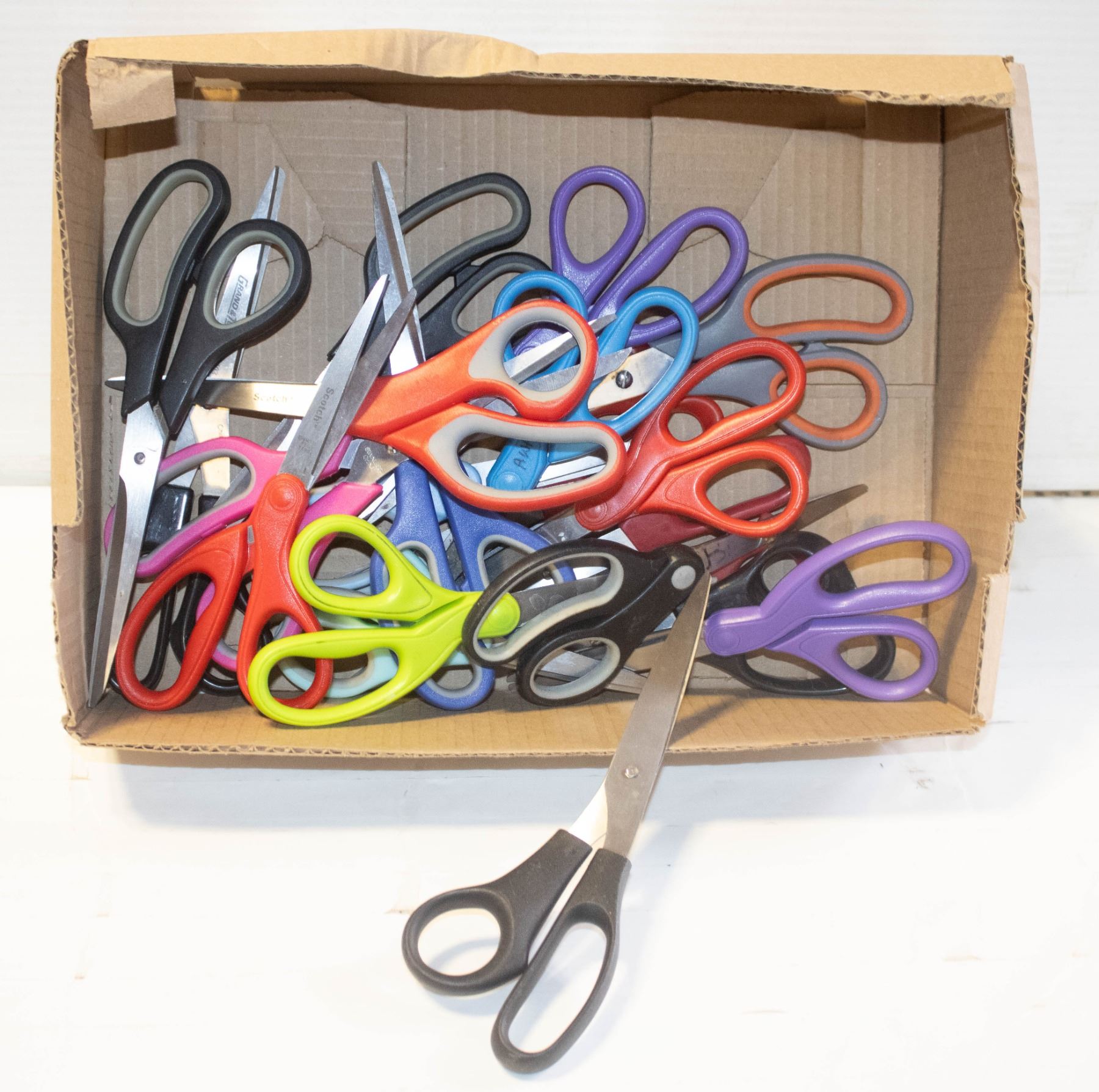 FLAT OF 20 SEWING SCISSORS