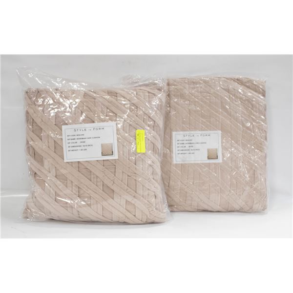 2 STYLE IN FORM THROW PILLOWS