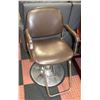 Image 1 : BROWN HYDRAULIC HAIR DRESSING CHAIR