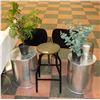 Image 1 : MODERN DECOR LOT: 2X HAMMERED STANDS, 2X FAUX