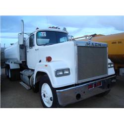 MACK RW613 SUPERLINER 4000 GAL T/A WATER TRUCK, s/n 1M2AY04YXKM005551