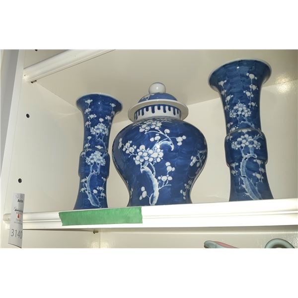Urn, Vases A