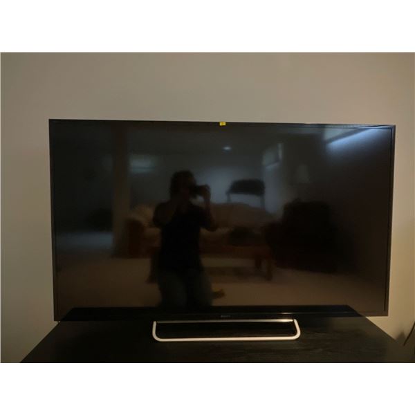 52" Sony Flat Screen DL60W630B w/ Remote TV Stand & Samsung Blue Ray