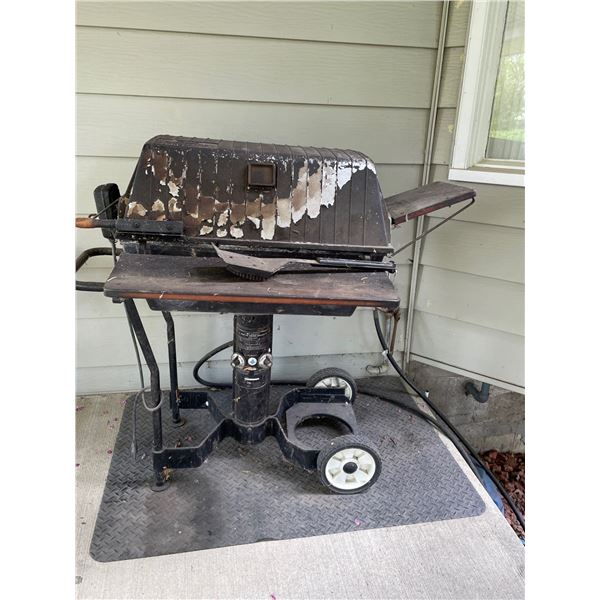 Vintage BBQ w/ Stand & Protective Cover