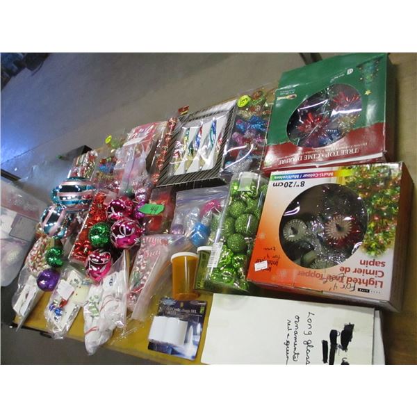 ESTATE:  TOTE & LID C/W CHRISTMAS DECORATIONS