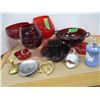Image 1 : ESTATE:  FLAT C/W RED DISHWARE