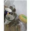 Image 2 : BOX C/W ASSORTED HOUSEWARES