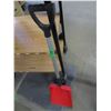 Image 2 : ESTATE:  PLASTIC SHOVEL