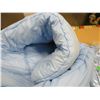 Image 2 : 2 BLUE STANDARD QUILTS