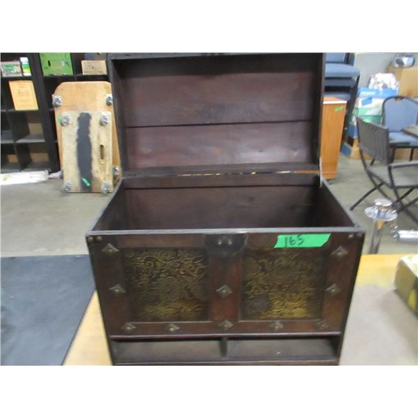 ESTATE:  TRUNK (APPROX. 19"L X 17" H X 11" W)