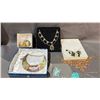 Image 2 : LOT OF ASSORTED JEWELRY