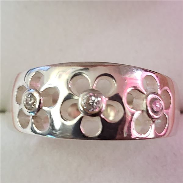 SILVER CUBIC ZIRCONIA  RING (~SIZE 8) (~WEIGHT 4G)