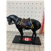 Image 2 : THE TRAIL OF PAINTER PONIES FIGURINE STANDING ON GAURD RCMP