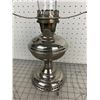 Image 2 : VINTAGE MODEL 6 ALADDIN OIL LAMP AND CHIMNEY