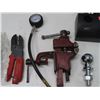 Image 2 : vise , 2" hitch ball , Ryobi charge , pruner