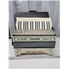 Image 2 : Vintage white "Hochner" accordion, plays beautifully - c/w carrying case