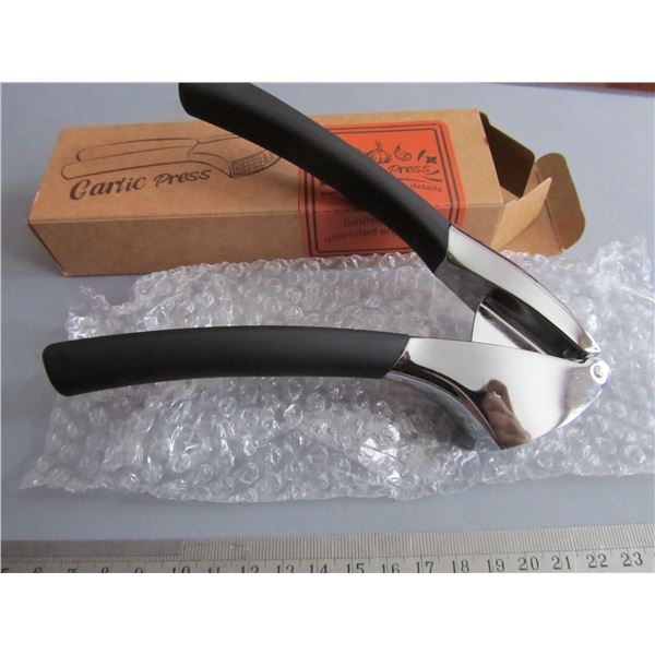 Kitchen - Garlic Press - Zinc Alloy - Durable - Easy to Use