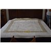 Image 1 : WHITE & BEIGE SHELL MOTIF QUILT (88" X 92")