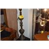 Image 2 : VINTAGE MID CENTURY STIFFEL BRASS LAMP W/GLASS SHADE