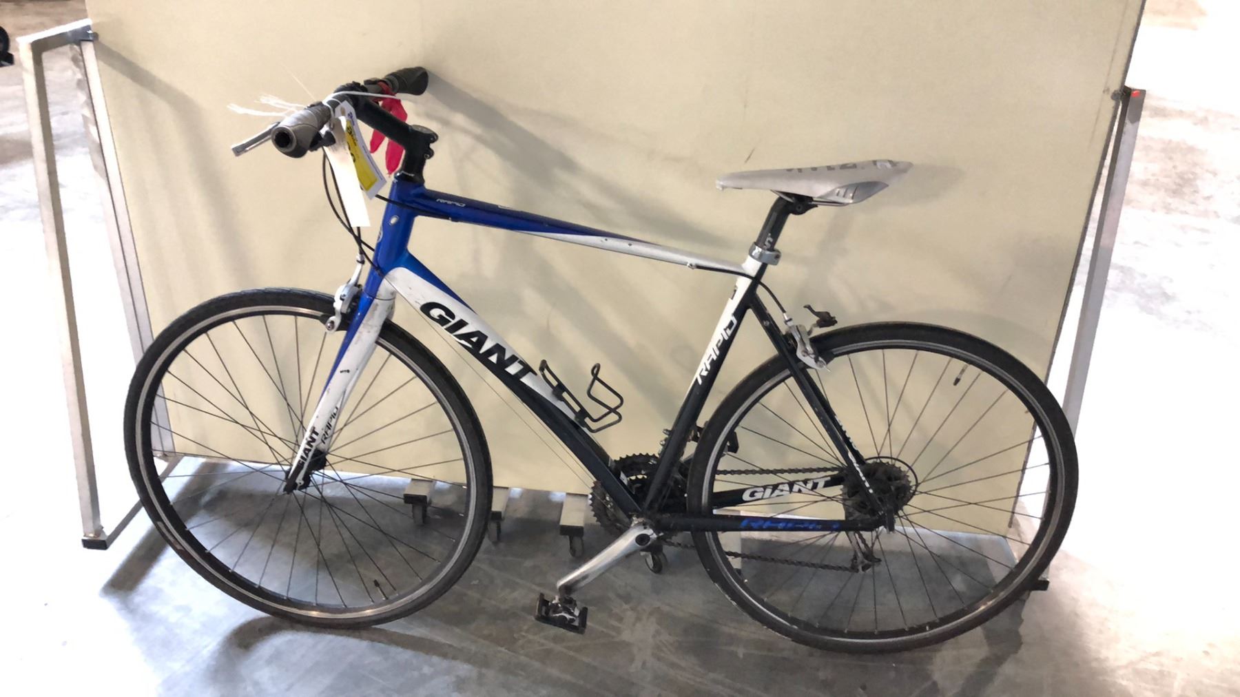 WHITE/BLUE GIANT RAPID 24 SPEED ROAD BIKE - Able Auctions