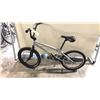 Image 1 : LIGHT GREY CAPIX VILLAIN SINGLE SPEED STUNT BIKE