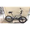 Image 2 : LIGHT GREY CAPIX VILLAIN SINGLE SPEED STUNT BIKE