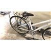 Image 3 : WHITE JAMIS COMMUTER 6 SPEED CRUISER BIKE