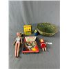 Image 1 : Vintage Toy Lot - Pink Ring Barbie, Sealed Box Of Star Wars Valentines & More