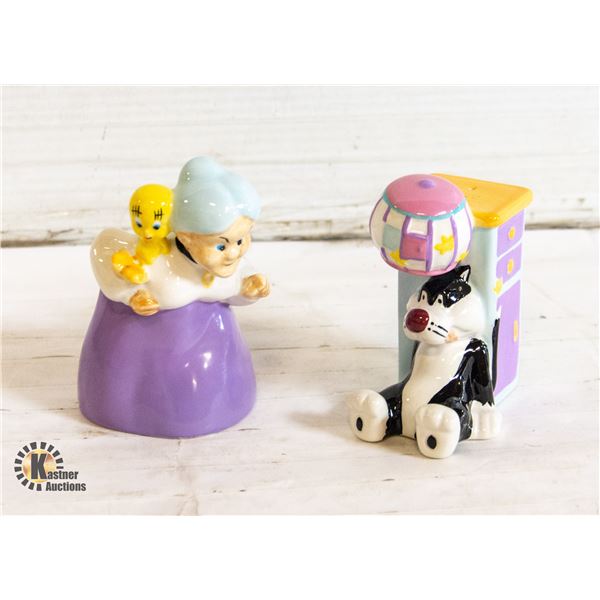 VINTAGE LOONEY TUNES SALT & PEPPER SHAKER SET