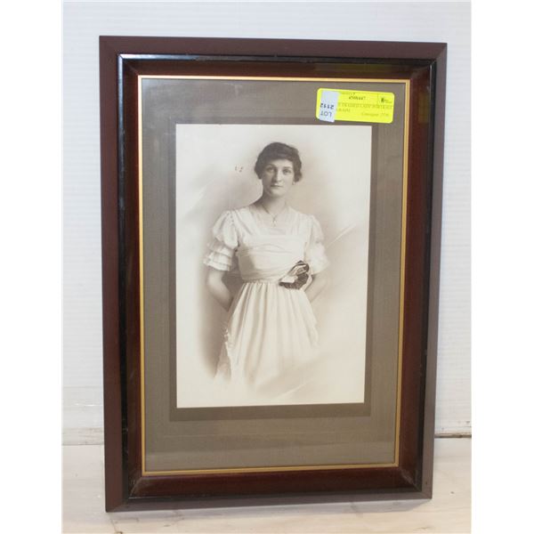 ANTIQUE FRAMED LADY PORTRAIT PHOTOGRAPH