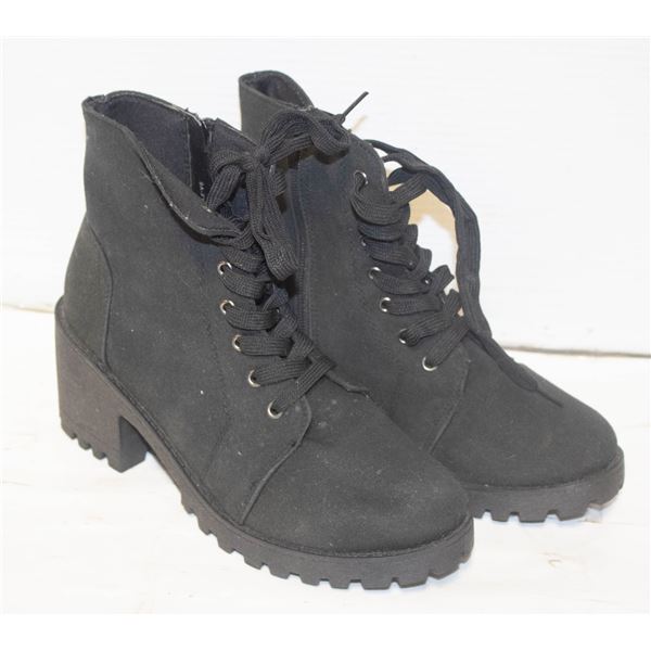 PAIR OF BLACK LADIES BOOTS WITH ZIP-UP