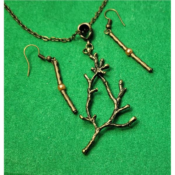 22)  BRONZE TONE TREE OF LIFE PENDANT ON 20" CHAI