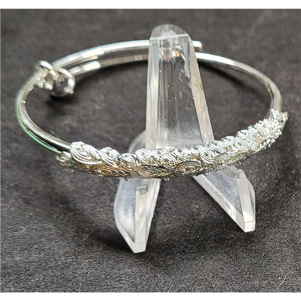 10)  SILVER TONE ADJUSTABLE BANGLE BRACELET.