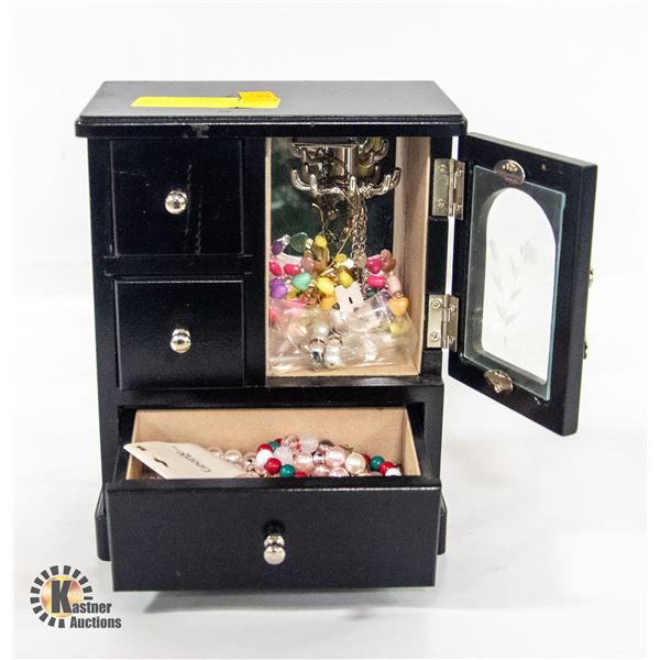 BROWN JEWELLERY BOX WITH A VARIETY OF