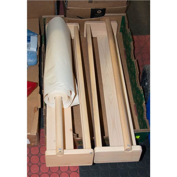 FLAT WITH 2 LONG PAPER ROLL DISPENSERS -