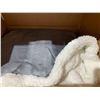 Image 2 : Bedsure Wearable Blanket Hoodie Oversized Sweatshirt with Deep Pockets and Sleeves Grey & White