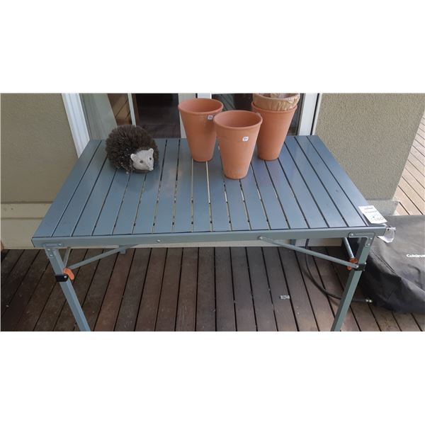 Folding metal table, pots A