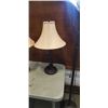 Image 3 : (2) MATCHING TABLE LAMPS AND FLOOR LAMP