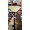 Image 5 : (2) MATCHING TABLE LAMPS AND FLOOR LAMP