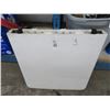Image 1 : 4' Plastic Folding Banquet Table