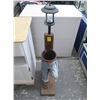 Image 1 : Post Lamp w/Leaning Jeans Flower Décor