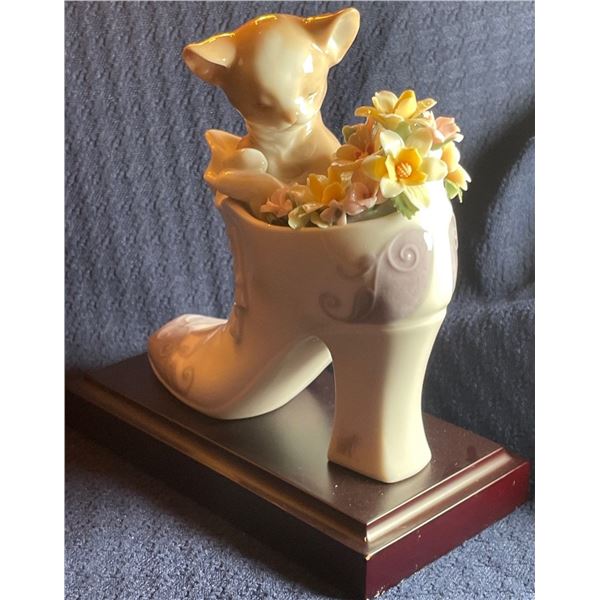 Lladro Porcelain Kitten in Boot 6x6