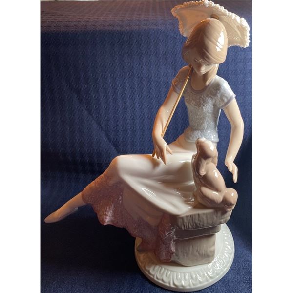 Lladro Porcelain Girl w/ Umbrella 7x9