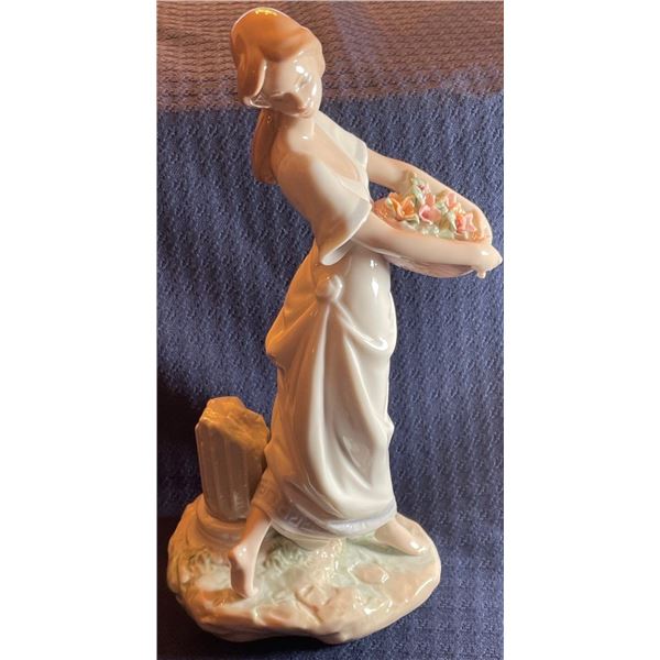 Lladro Porcelain Girl Walking Barefoot 5x10