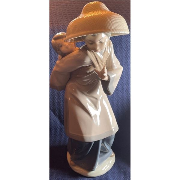 Lladro Porcelain Woman w/ Infant 4x11