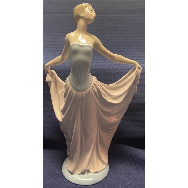 Lladro Porcelain Ballroom Beauty 9x12