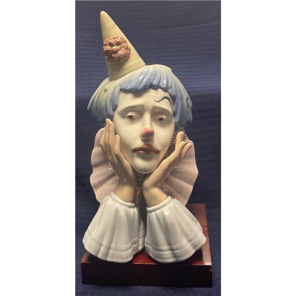 Lladro Porcelain Clown 8x8x16
