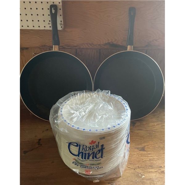 Two Thermo-Base Pans with Pack of Paper Plates