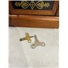Image 2 : Antique clock with keys